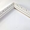 20260316_185046 Rama Drewniana Bogato Zdobiona – Biała ze Srebrem – Seria 116 BS (30x20 mm)