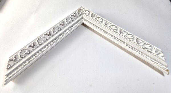20260316_185046 Rama Drewniana Bogato Zdobiona – Biała ze Srebrem – Seria 116 BS (30x20 mm)