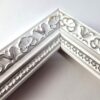 20260316_185048 Rama Drewniana Bogato Zdobiona – Biała ze Srebrem – Seria 116 BS (30x20 mm)