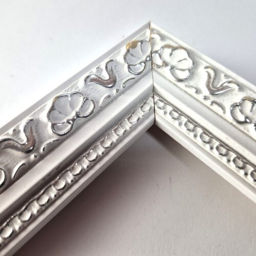 20260316_185048 Rama Drewniana Bogato Zdobiona – Biała ze Srebrem – Seria 116 BS (30x20 mm)