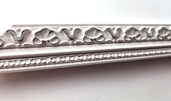 20260316_185051 Rama Drewniana Bogato Zdobiona – Biała ze Srebrem – Seria 116 BS (30x20 mm)