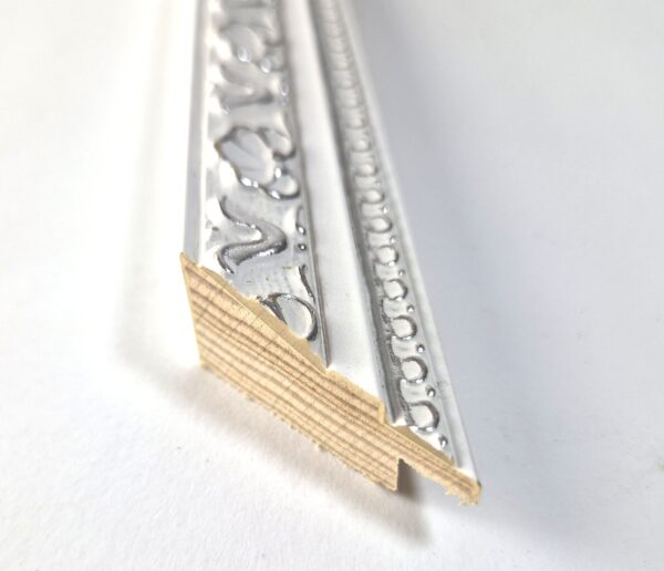 20260316_185055 Rama Drewniana Bogato Zdobiona – Biała ze Srebrem – Seria 116 BS (30x20 mm)