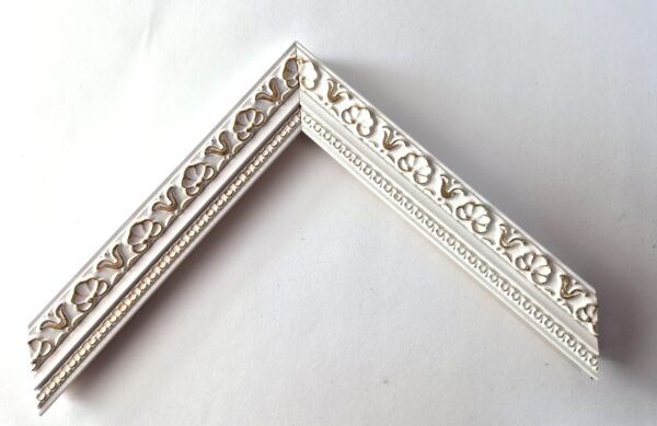 Rama Drewniana Bogato Zdobiona – Biała ze Złotem – Seria 116 B