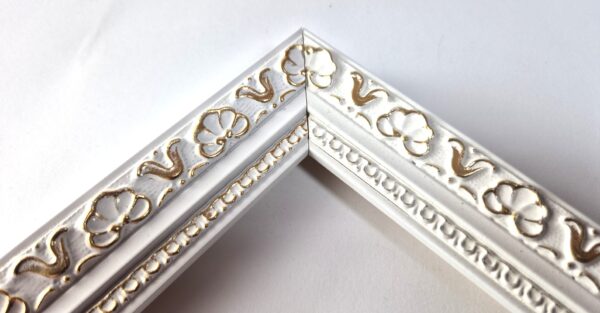 Rama Drewniana Bogato Zdobiona – Biała ze Złotem – Seria 116 B