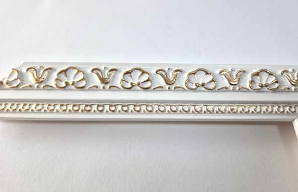 Rama Drewniana Bogato Zdobiona – Biała ze Złotem – Seria 116 B