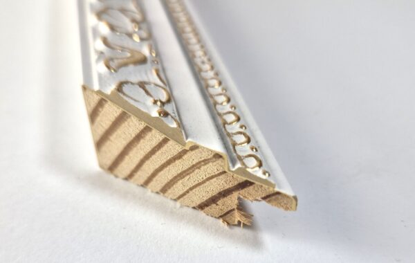 Rama Drewniana Bogato Zdobiona – Biała ze Złotem – Seria 116 B