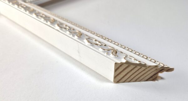 Rama Drewniana Bogato Zdobiona – Biała ze Złotem – Seria 116 B